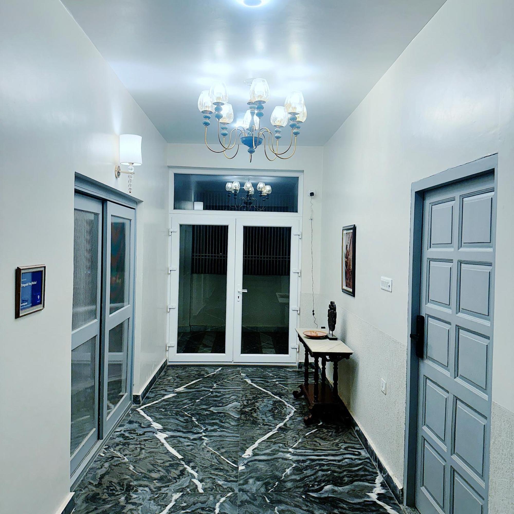 Vraj Vilas Vrindāvan Extérieur photo