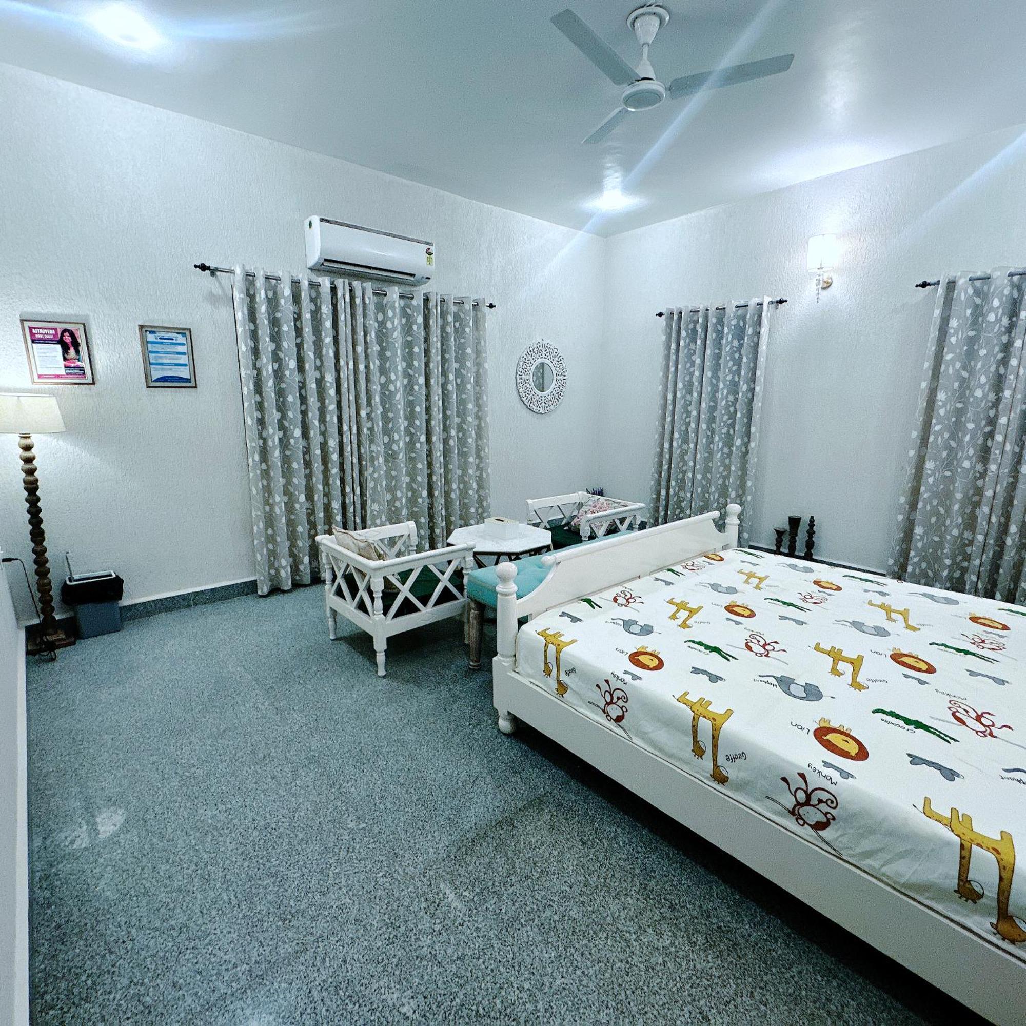 Vraj Vilas Vrindāvan Extérieur photo